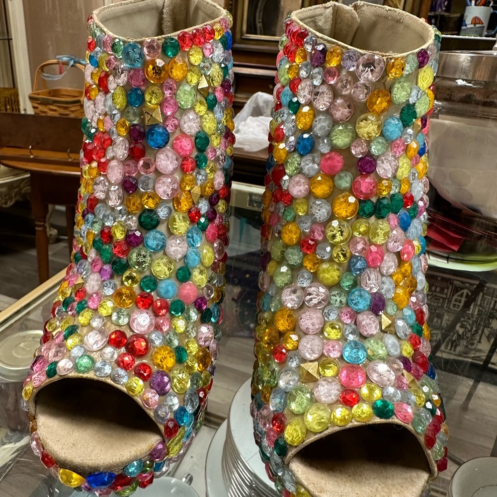 ✨Gorgeous embellished HAUS OF PRICE booties in size 7.5!✨